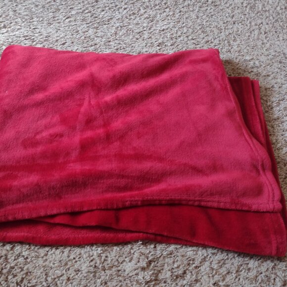 50 x 70 in plush twin size blanket - Ships fast! - Picture 1 of 3